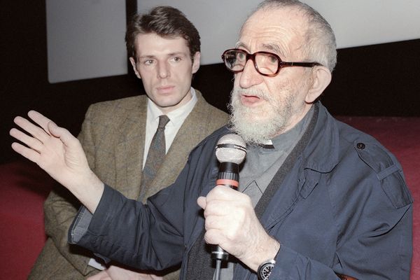 L'abbé Pierre et Lambert Wilson lors de la presentation du film Hiver 54 à Grenoble en Octobre 1989.