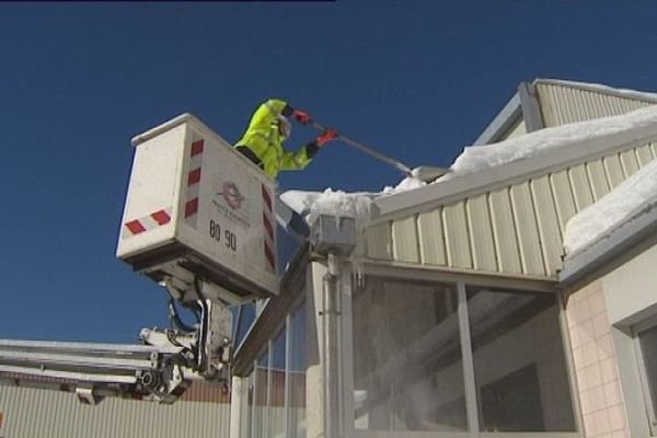 Pontarlier : déblayage de la neige sur les toits