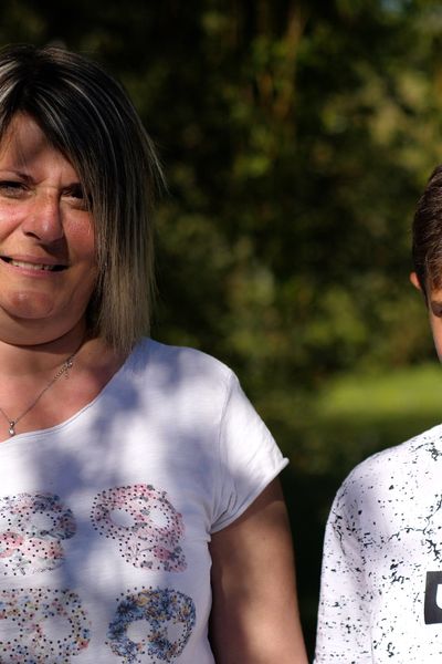 Sandrine et Evan cherchent des géocaches à Lamotte-Beuvron