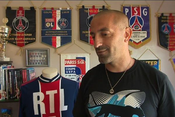 Jérôme collectionne maillots et fanions du PSG.