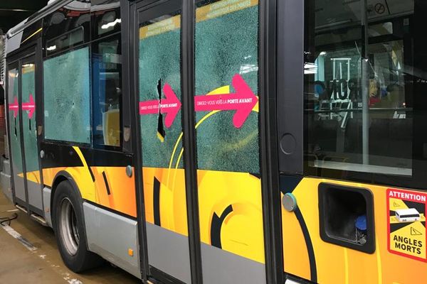 Ce bus a été saccagé alors qu'il était en panne dans le quartier Mistral situé à Grenoble, en Isère.