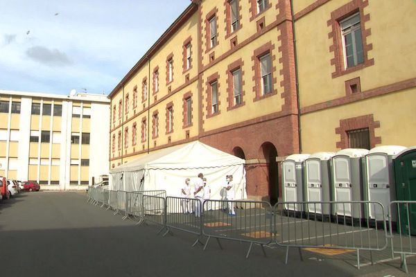 Des tentes blanches et des sanitaires pour parfaire l'accueil des patients au centre de consultation de Perpignan.