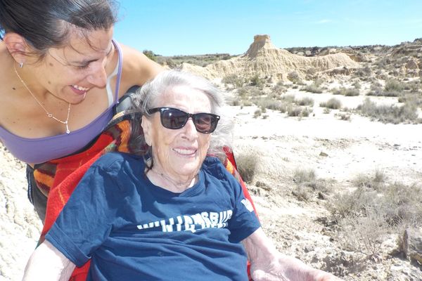 Dominique avec sa petite fille Fiona dans le désert des Bardenas en Espagne