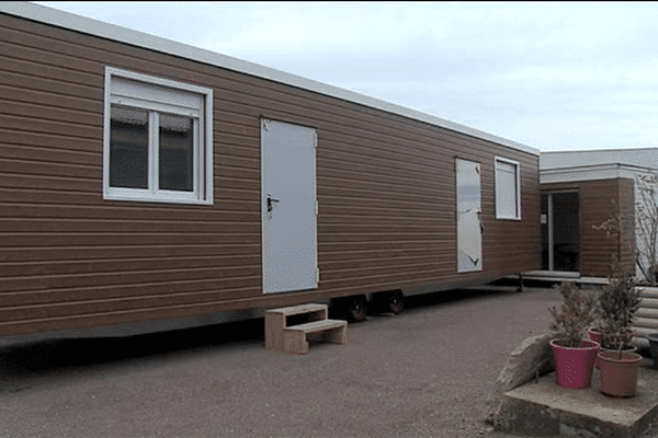 Le centre d'hébergement de Saint-Contest existe déjà sur le parking de l'entreprise qui a conçus et fabriqués les maisons à Moult dans le Calvados