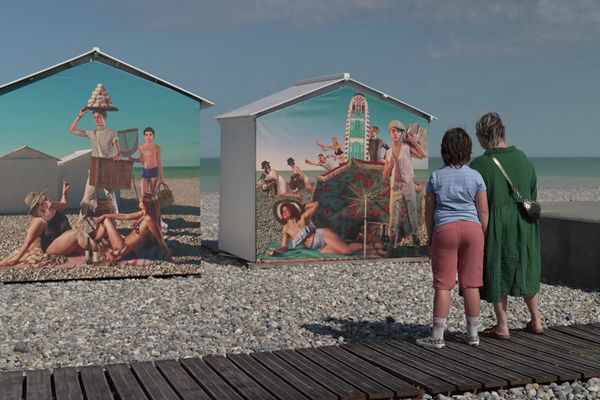 Sur les cabines de plage, des photos grand format retracent différentes scènes de vie estivales.