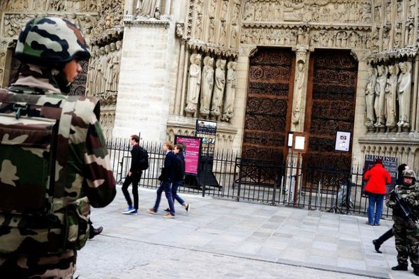 Des soldats devant la cathédrale Notre-Dame de Paris.