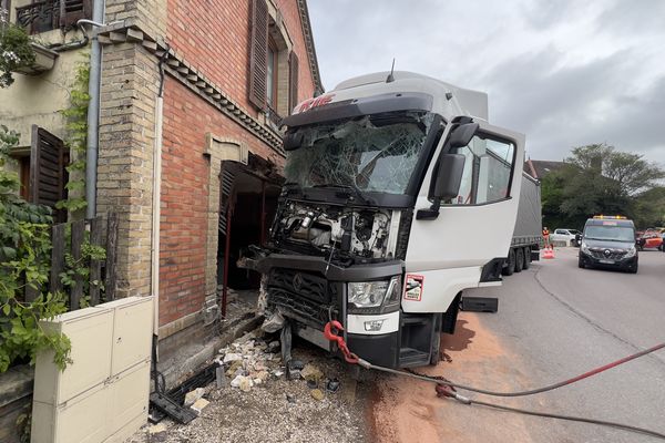 Mardi 1er octobre 2024, un camion a quitté la route dans la commune de Lesmont (Aube) et s'est encastré dans le mur d'une maison. L'accident n'a fait aucune victime mais les dégâts sont importants.