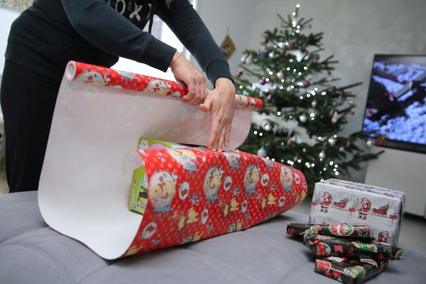 Parmi les préparatifs de Noël il y a l'emballage des présents avec du papier cadeaux