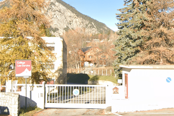 Un élève de 4ᵉ a été tabassé par un groupe de six ou sept adolescents devant le collège des Garçins à Briançon.