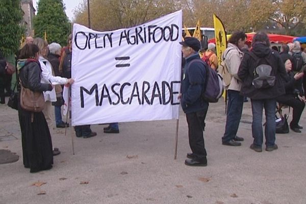 Les opposants au salon Open Agrifood devant le théâtre d'Orléans le 20 novembre 2014. 