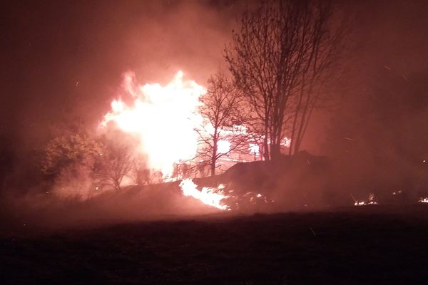 Le feu de broussailles s'est dirigé vers le chalet