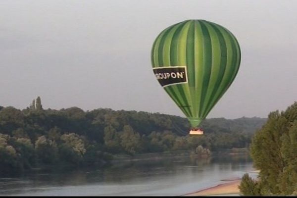 Olivier Cuenot a imaginé la plus grosse montgolfière du monde. Elle survole actuellement les châteaux de la Loire.