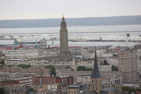 Le Havre : vue d'ensemble avec au centre la tour de l'église Saint-Joseph et à l'arrière plan l'entrée du port, le terminal pétrolier et la Seine.