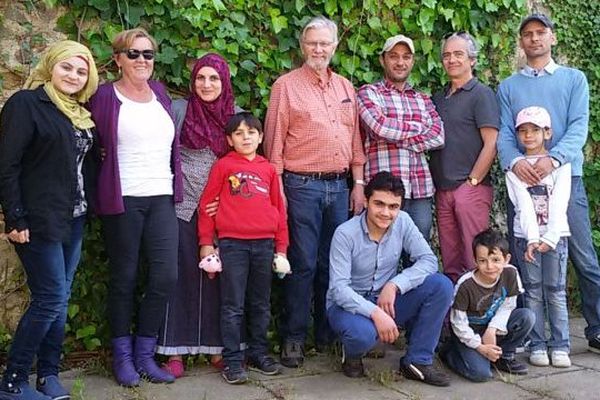 La famille syrienne El Alfi entourée par des membres de l'association "Languedoc solidarité avec les réfugiés" et une partie de sa famille - 19 avril 2016