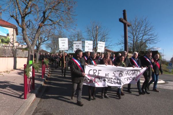 Environ 250 personnes se sont mobilisés samedi 10 décembre 2022, à Saint-Blancard, dans le département du Gers, afin de défendre leur Centre de Rééducation Fonctionnelle.