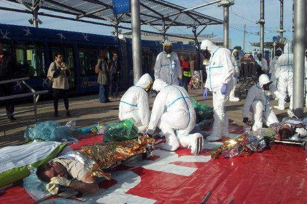 Montpellier : les secours lors de l'exercice de sécurité civile NRBC (nucléaire, radiologique, bactériologique et chimique) dans le tramway ligne 1 à la station Occitanie - 22 novembre 2012.