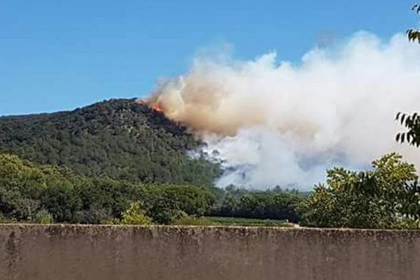 Les pompiers sont sur place depuis 13 heures.