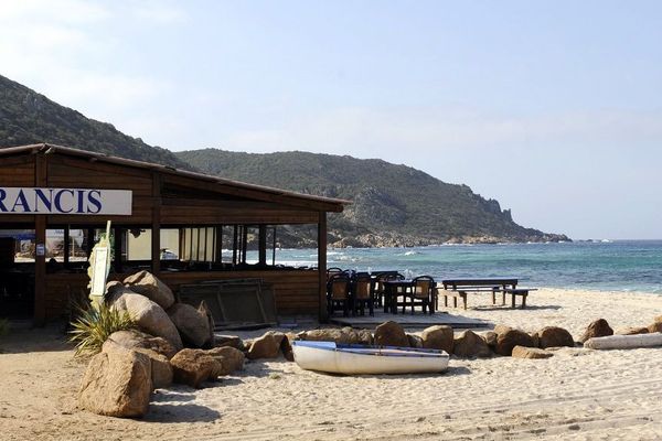 La paillote "Chez Francis" située sur la plage Cala d’Orzu. 