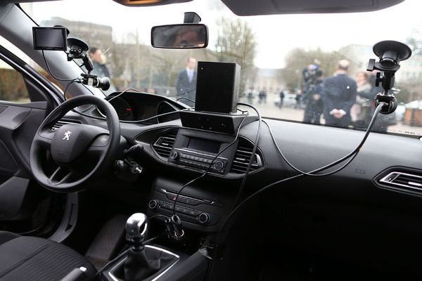 L'habitacle d'une voiture radar banalisée. Cinq à six de ces véhicules devraient circuler dans la Manche à partir de la rentrée.