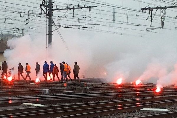 Les grévistes ont traversé les voies, lundi matin, à la gare Matabiau. 