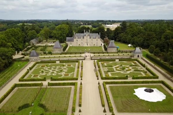 Avec l'aide de deux spécialistes des jardins historiques, Marie-Eugène Heraud et Hélène Sirieys, les Piquet ont entrepris de redonner vie au jardin du Coscro, fidèle aujourd'hui, au centimètre près, à ce qu'il était au XVIIe siècle.