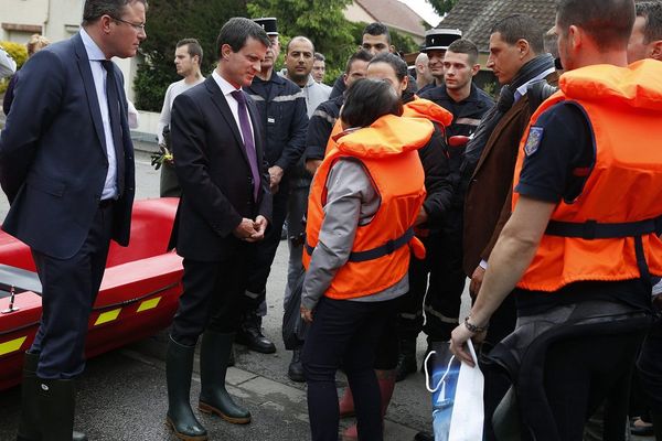 Manuel Valls en visite aux sinistrés des inondations à Crosne dans l'Essonne le 4 juin 2016