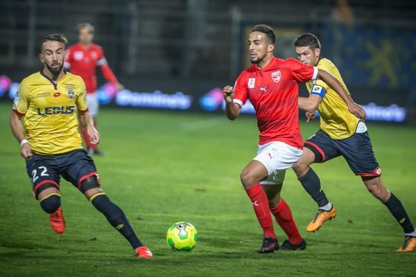 Le Nîmois Rachid Alioui s'est démené mais sans succès. Les Crocos ont fait match nul 0 partout à domicile face à Sochaux. 21/10/2016