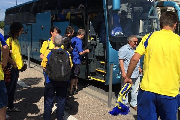 Devant le stade Michelin, des supporters prennent l'un des 20 bus qui partiront vers Paris. 