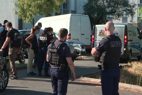 La police afflue, quartier des Escourtines 