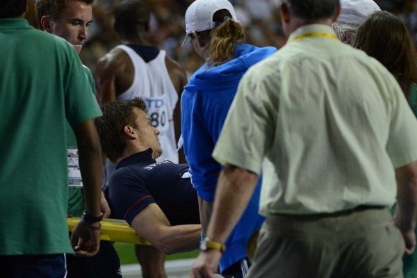 C. Lemaitre s'est blessé juste après l'arrivée du 100m