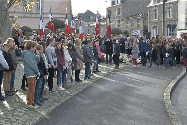 Une cinquantaine d'élèves de primaire et collégiens ont participé à la cérémonie du 11 novembre à Dinan