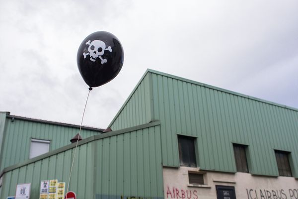 Novembre 2017 : des riverains et des parents d'élèves de Montreuil manifestent pour la fermeture de l'usine SNEM, la défense des salaries et une décontamination du site, proche de plusieurs écoles.