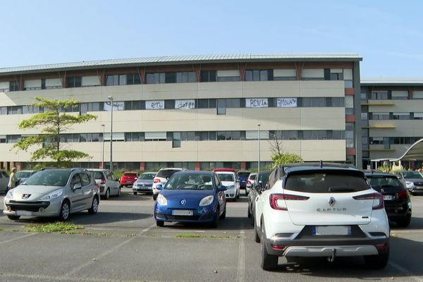 La clinique de l'Abbaye et le centre hospitalier partagent le même site à Fécamp. Cet automne 2023, les salariés avaient affiché leur inquiétude suite au redressement judiciaire de la clinique.