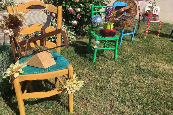 Chaises décorées à Lion-en-Sullias (Loiret)