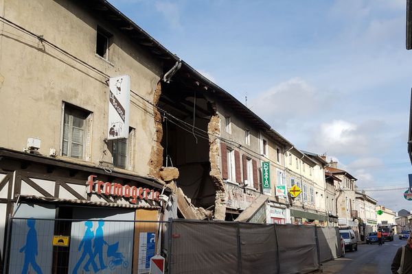 la façade et la structure du bâtiment de la grande rue de Miribel se sont totalement effondrés mercredi 