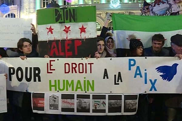 Un rassemblement a eu lieu à Dijon vendredi 16 décembre 2016 pour soutenir les civils pris au piège dans la ville d'Alep, en Syrie. 