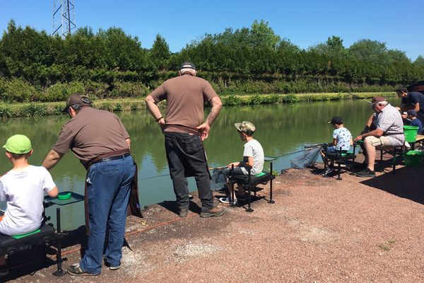 De jeunes enfants s'essaient à la pêche au port de la Maladière à Chaumont, où était organisée, le dimanche 2 juin 2019, la 5e fête de la pêche par la fédération de Haute-Marne.