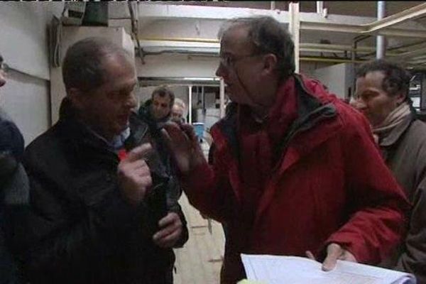 Le commissaire priseur (à droite) en discussion avec Franck Merouze (à gauche), le secrétaire de l'Union Locale de la CGT.