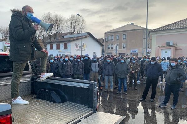 Environ 300 viticulteurs manifestent à Narbonne dans l'Aude contre les restrictions d'usage du glyphosate. 8/12/2020