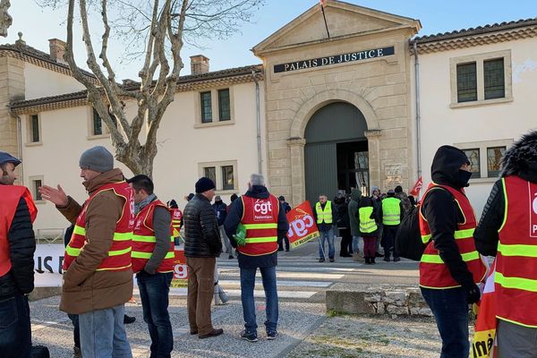 Manifestation des surveillants pénitentiaires devant le tribunal de Tarascon 