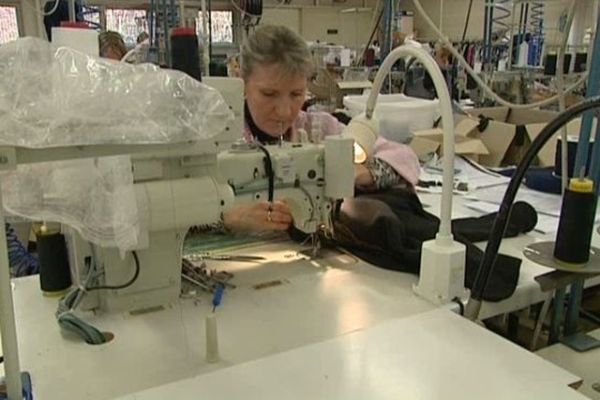 Une des couturières de Mod Passion en peli travail. Les slariés pratiquent l'auto-contrôle pour assurer la meilleur qualité à leurs produits. 