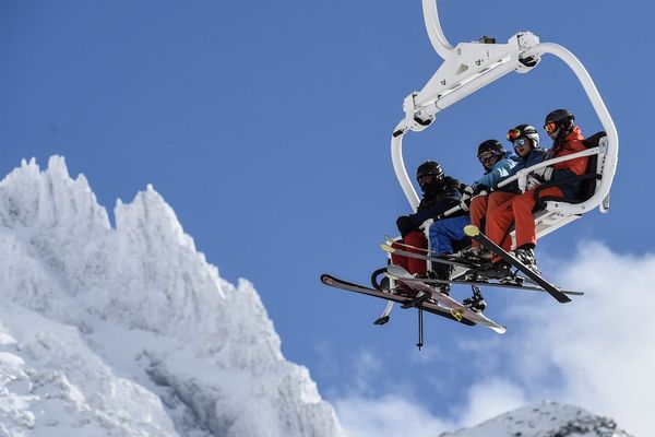 Les skieurs utilisent une remontée mécanique à la station de ski de Val Thorens en Savoie, le 5 janvier 2018