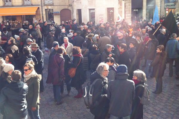 Les manifestants dijonnais commencent à arriver place François Rude