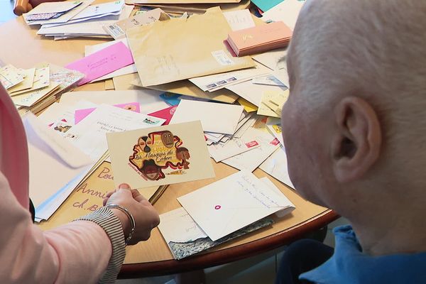 Chaque jour, des centaines de lettres et de petits colis reçus à l'Ehpad la Sainte famille de Marquise