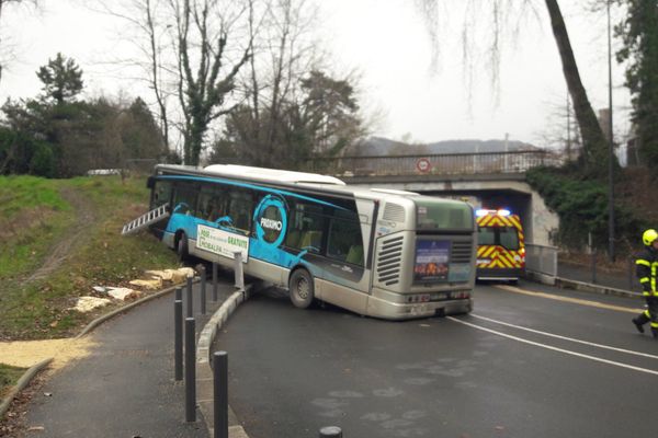 Un bus de la Semitag s'est encastré dans un talus après que son chauffeur a fait un malaise.