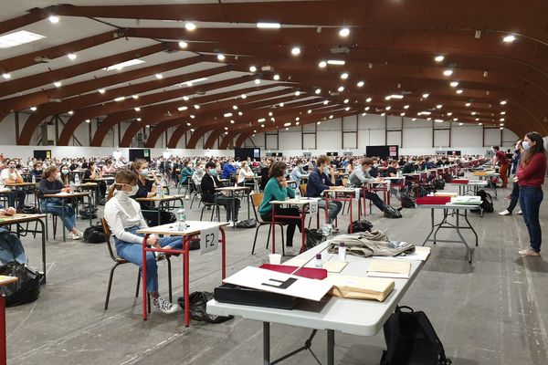 Plus de 1000 candidats se sont réunis pour passer la première épreuve du Paces au parc des expositions de Bruz.