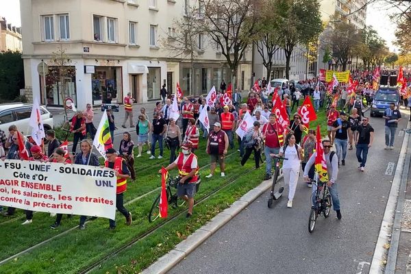 Les manifestants remontent le boulevard Clémenceau à Dijon.