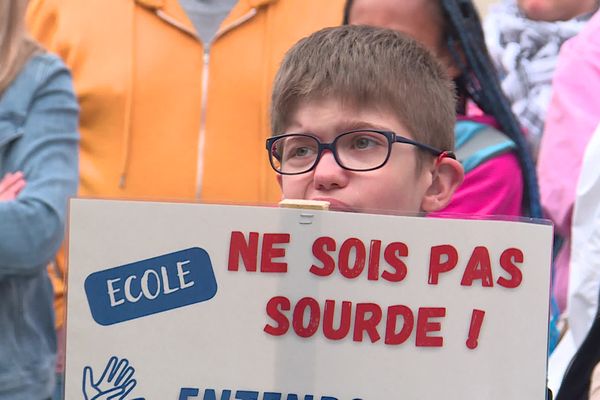 Quelques dizaines de parents d'élèves sourds ont manifesté mercredi 19 juin à Rouen pour demander des moyens supplémentaires pour accompagner leurs dans leur parcours scolaire.