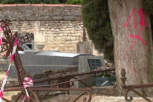 18 arbres devaient être abattus dans le cimetière de Mirebeau (Vienne).