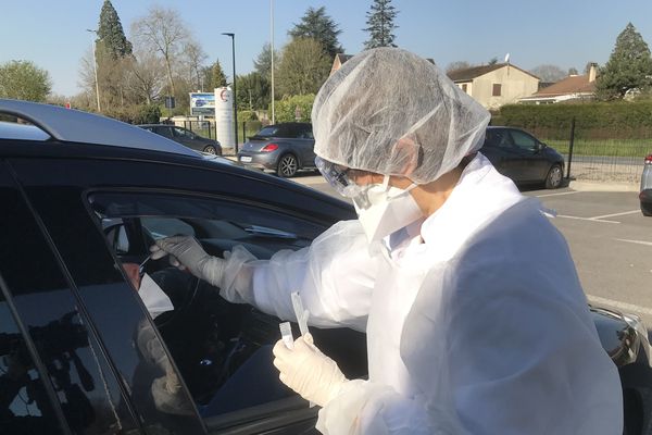 Dépistage en drive du coronavirus à Limoges 